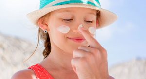¿Cómo cuidar la piel de los niños del sol?