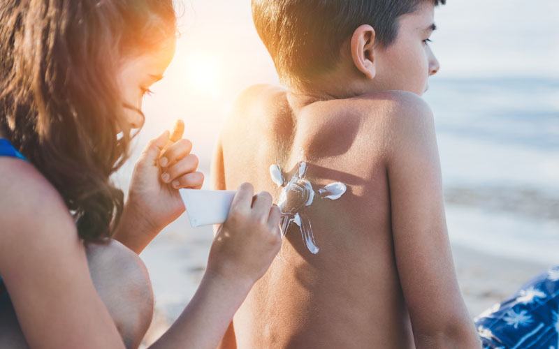 ¿Cómo cuidar la piel de los niños del sol?