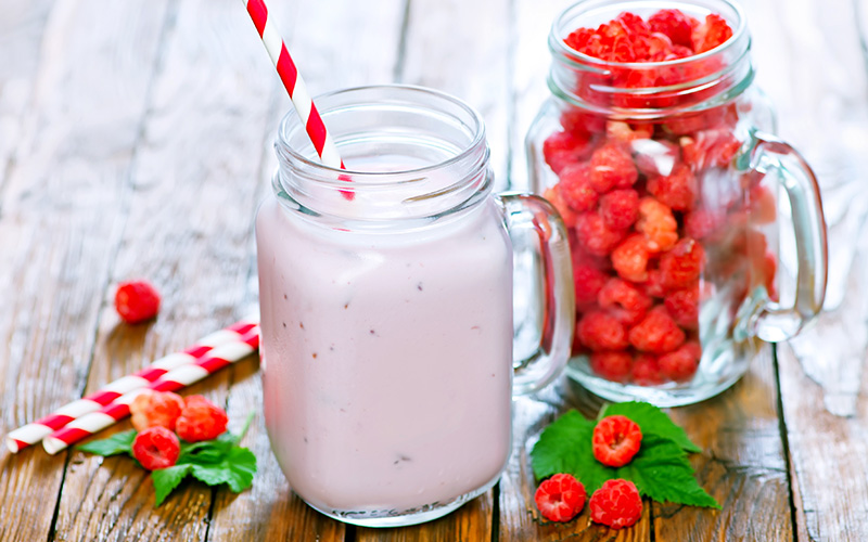consumir productos lácteos como yogurt y leche hidrolizada con lactosa.
