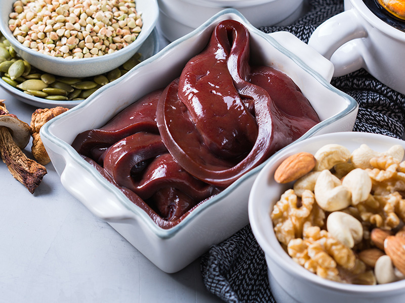 Los alimentos ricos en hierro (más de 5 mg por 100 g) son las vísceras como hígado, corazón, morcilla